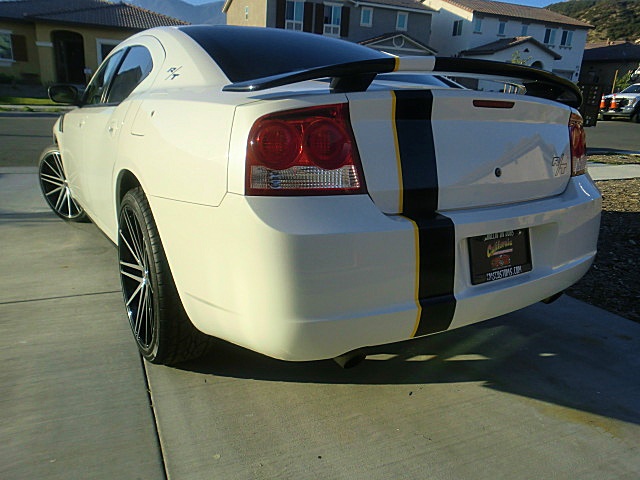 10chargerWhite/Charger10WhiteRT8.JPG