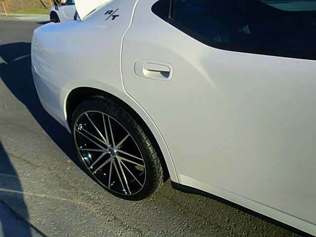 10chargerWhite/Charger10WhiteRT15.JPG