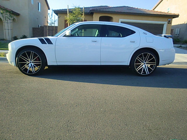 10chargerWhite/Charger10WhiteRT18.JPG