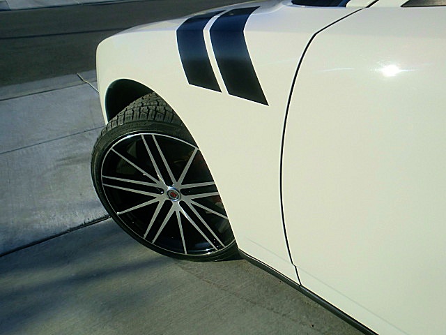 10chargerWhite/Charger10WhiteRT15.JPG
