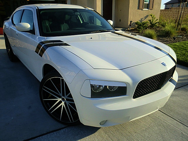 10chargerWhite/Charger10WhiteRT8.JPG