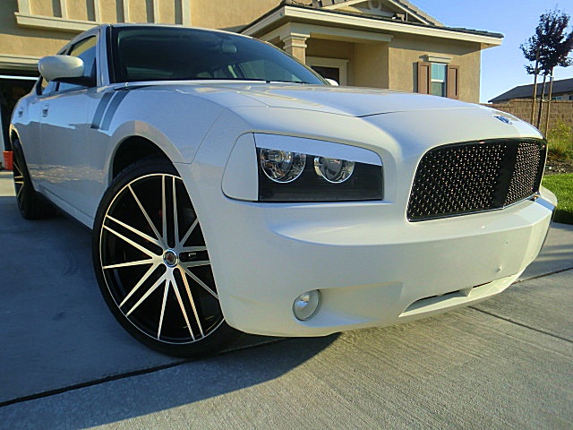 10chargerWhite/Charger10WhiteRT8.JPG