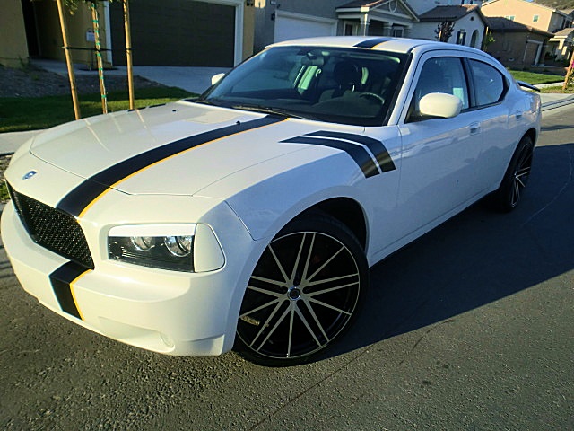 10chargerWhite/Charger10WhiteRT8.JPG