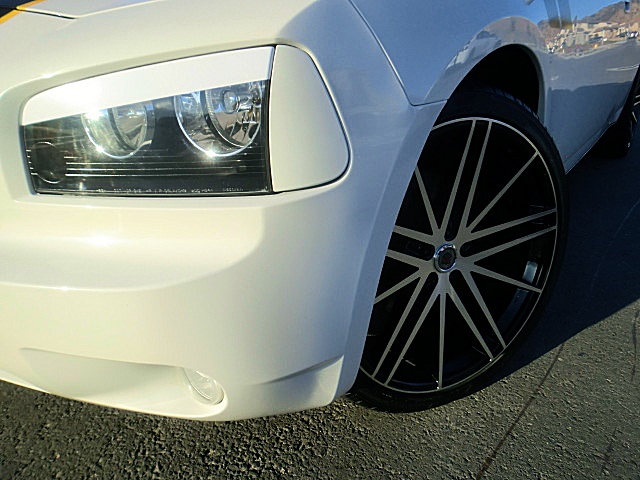 10chargerWhite/Charger10WhiteRT15.JPG