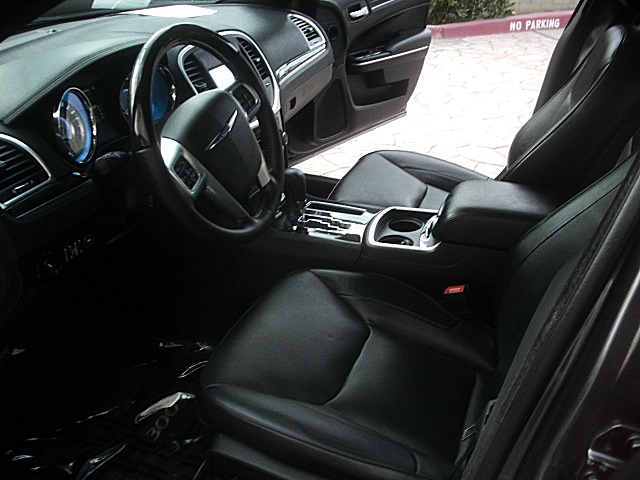 13Chry300cGray/25a26.JPG