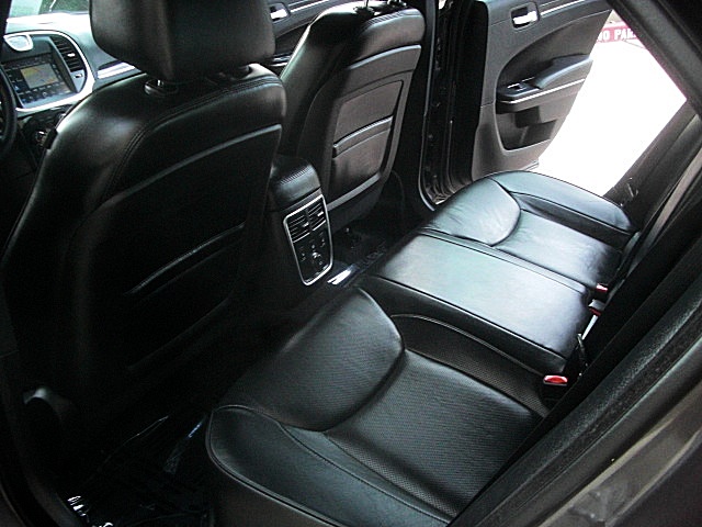 13Chry300cGray/25a26.JPG