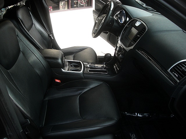 13Chry300cGray/25a26.JPG