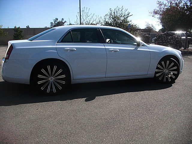 13Chry300white/25a60.JPG