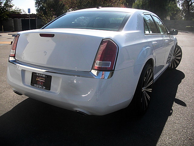13Chry300white/25a60.JPG