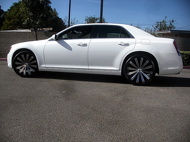 13Chry300white/25a60.JPG