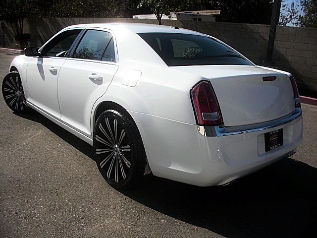 13Chry300white/25a60.JPG