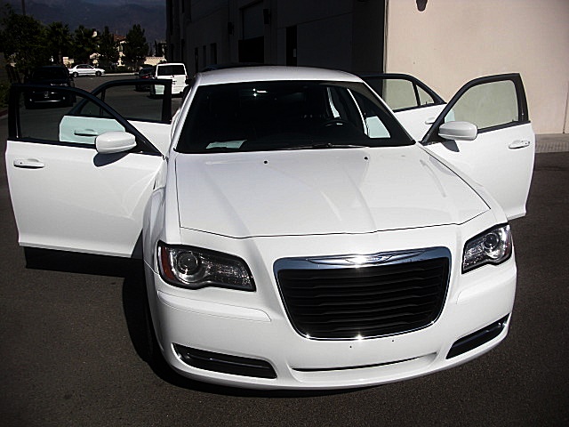 13Chry300white/25a60.JPG