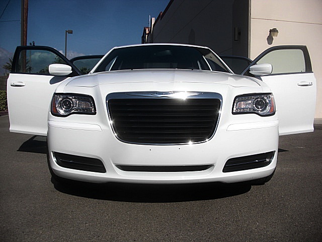 13Chry300white/25a60.JPG