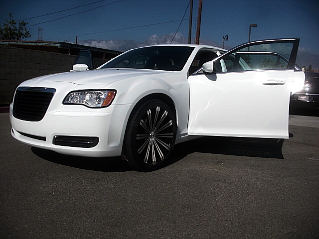 13Chry300white/25a60.JPG
