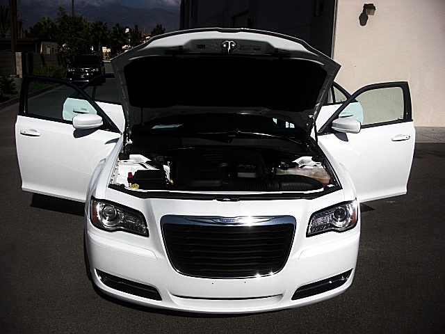 13Chry300white/25a60.JPG