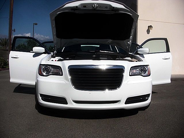 13Chry300white/25a60.JPG