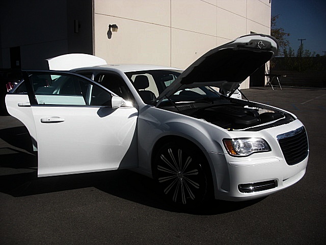 13Chry300white/25a60.JPG