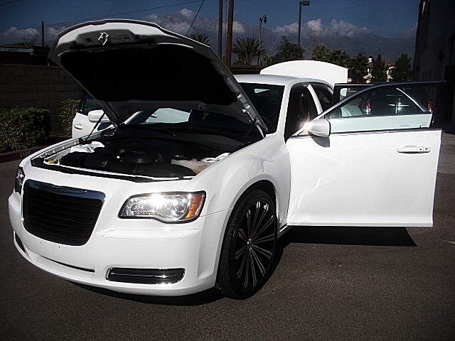 13Chry300white/25a60.JPG