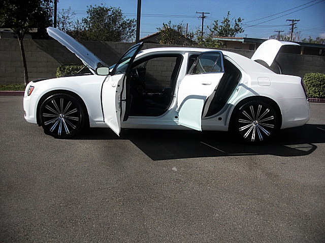 13Chry300white/25a60.JPG