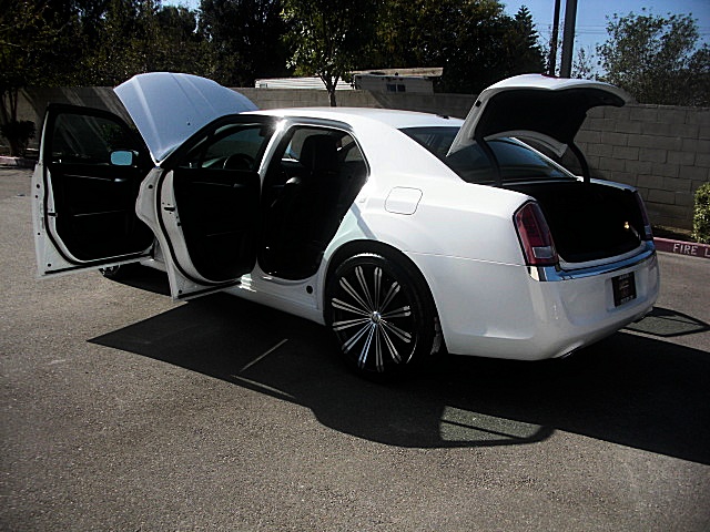 13Chry300white/25a60.JPG