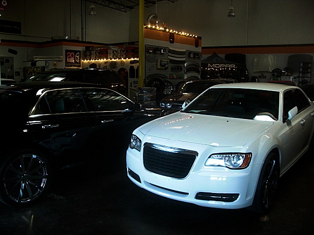 13Chry300white/25a60.JPG