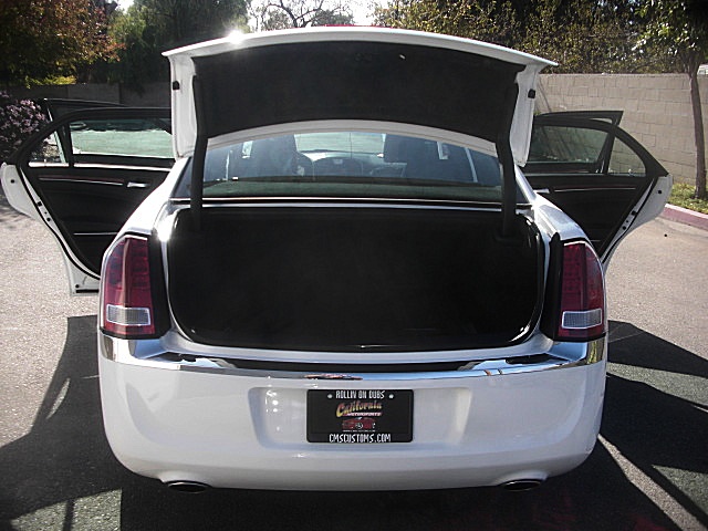 13Chry300white/25a64.JPG