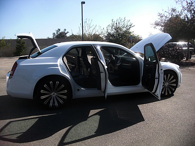 13Chry300white/25a60.JPG