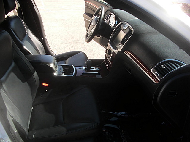 13Chry300white/25a64.JPG