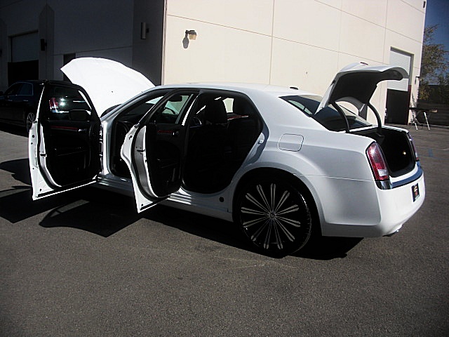 13Chry300white/25a60.JPG