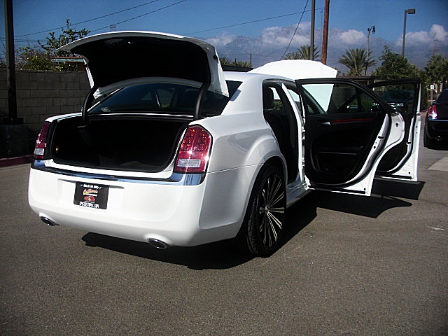 13Chry300white/25a60.JPG