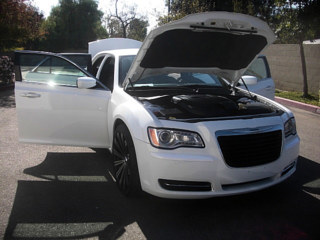13Chry300white/25a60.JPG