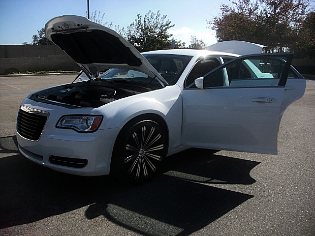 13Chry300white/25a60.JPG