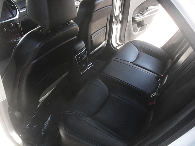 13Chry300white/25a64.JPG