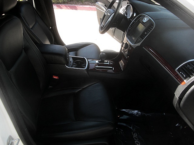 13Chry300white/25a64.JPG