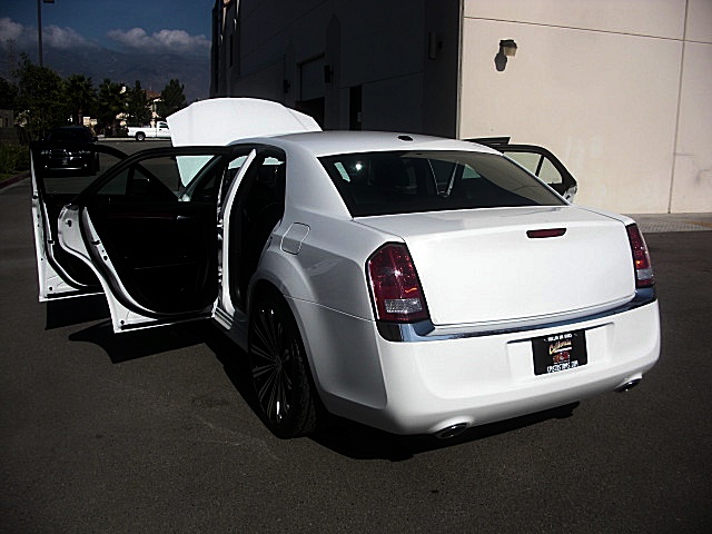 13Chry300white/25a60.JPG