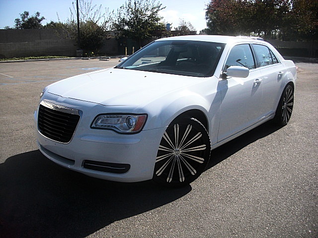 13Chry300white/25a60.JPG