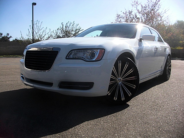 13Chry300white/25a60.JPG