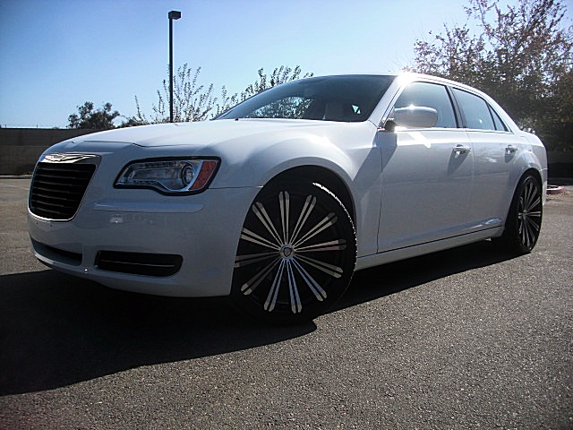 13Chry300white/25a60.JPG