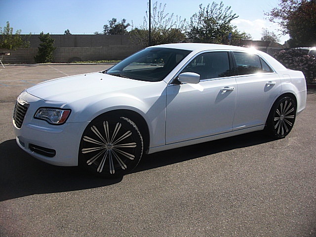 13Chry300white/25a60.JPG
