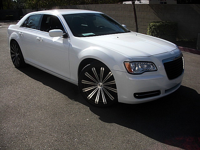 13Chry300white/25a60.JPG