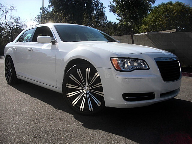 13Chry300white/25a57.JPG