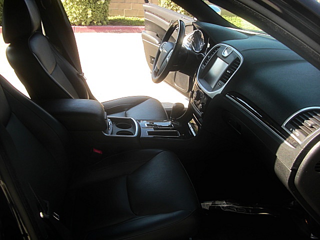 13Chry300white/26a27.JPG