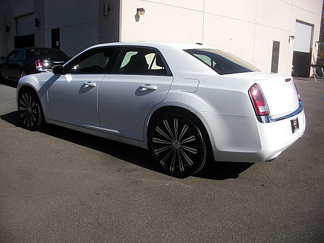 13Chry300white/25a60.JPG