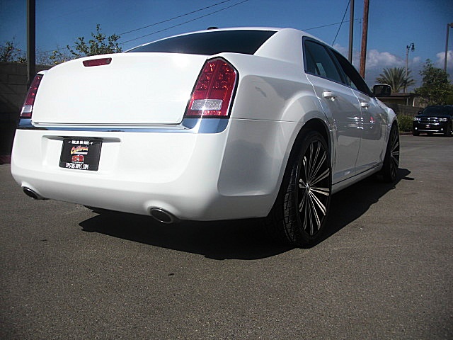 13Chry300white/25a60.JPG