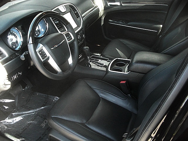 13Chry300white/26a27.JPG