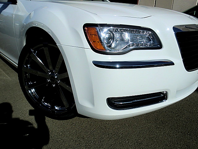 13Chry300white/26a27.JPG