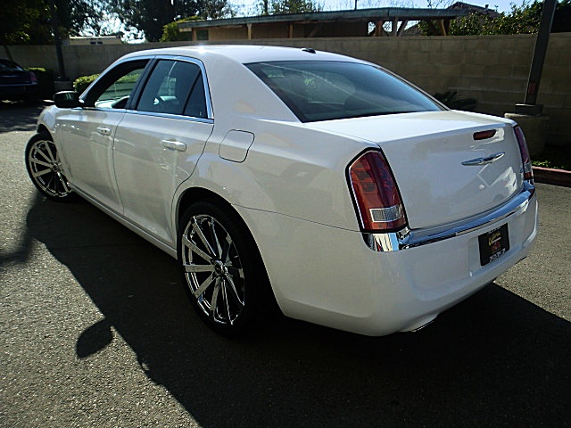 13Chry300white/26a30.JPG