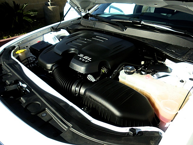 13Chry300white/26a27.JPG