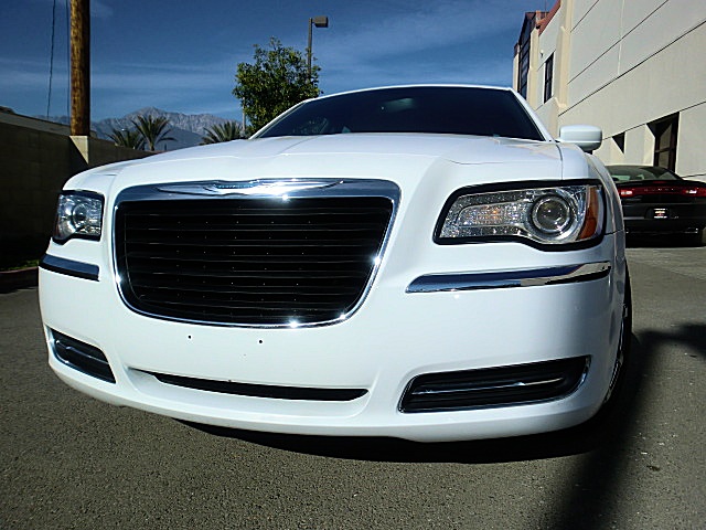 13Chry300white/26a30.JPG