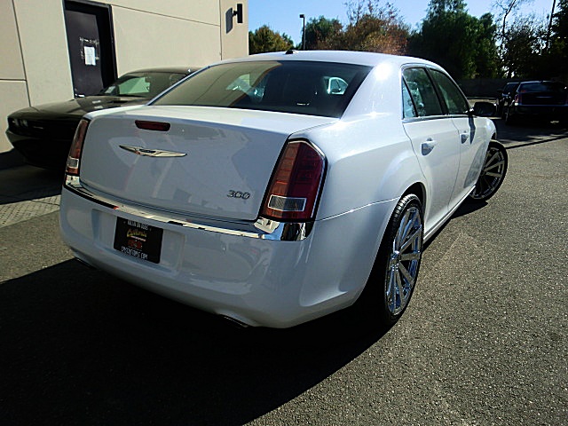 13Chry300white/26a30.JPG